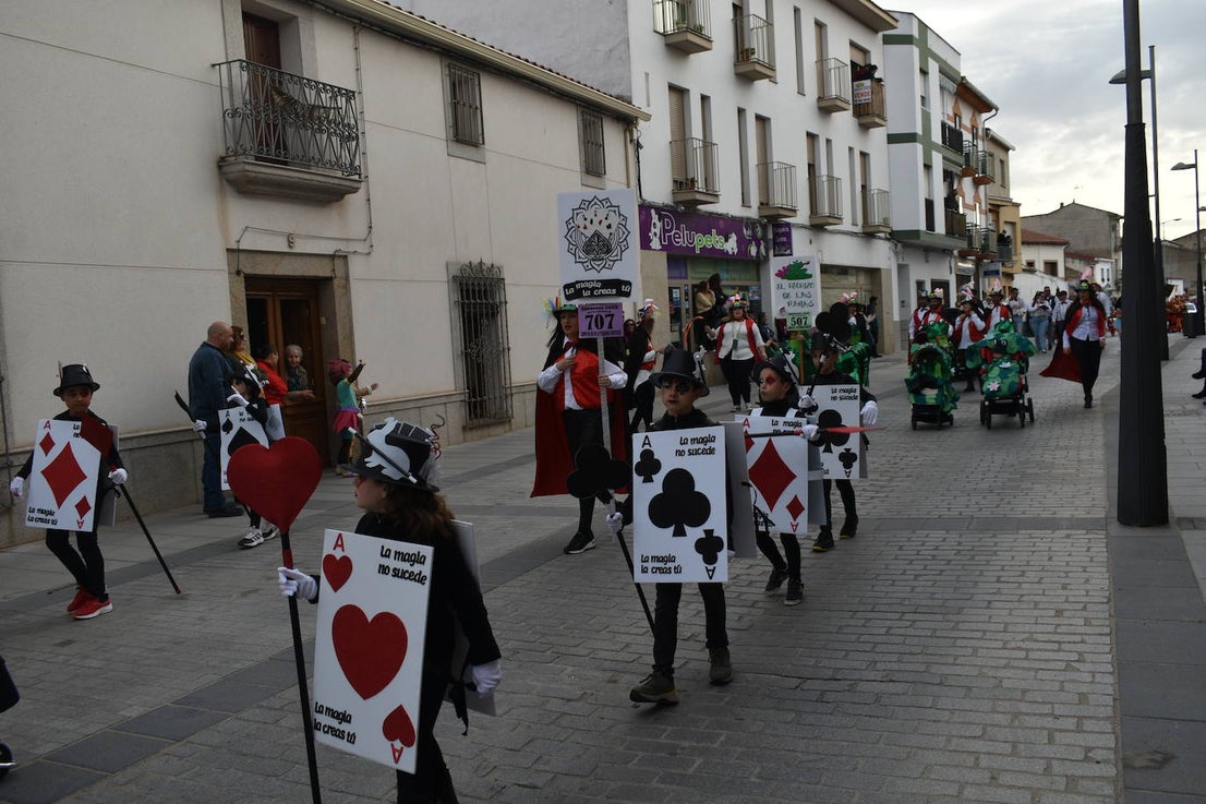 El ritmo, la fantasía y el color del Carnaval llenaron las calles de Miajadas. Más de 700 personas contagiaron su alegría con la mayor diversidad de disfraces y bailes, tanto las comparsas como los participantes individuales y por parejas. Porque sólo el Carnaval es capaz de sacar una sonrisa a todos. 
