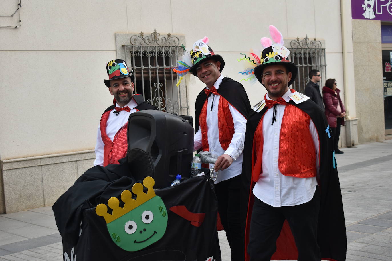 El ritmo, la fantasía y el color del Carnaval llenaron las calles de Miajadas. Más de 700 personas contagiaron su alegría con la mayor diversidad de disfraces y bailes, tanto las comparsas como los participantes individuales y por parejas. Porque sólo el Carnaval es capaz de sacar una sonrisa a todos. 