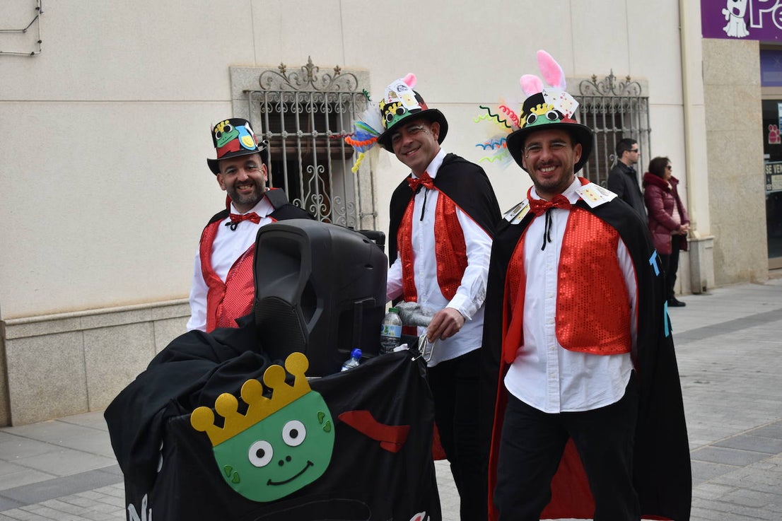 El ritmo, la fantasía y el color del Carnaval llenaron las calles de Miajadas. Más de 700 personas contagiaron su alegría con la mayor diversidad de disfraces y bailes, tanto las comparsas como los participantes individuales y por parejas. Porque sólo el Carnaval es capaz de sacar una sonrisa a todos. 