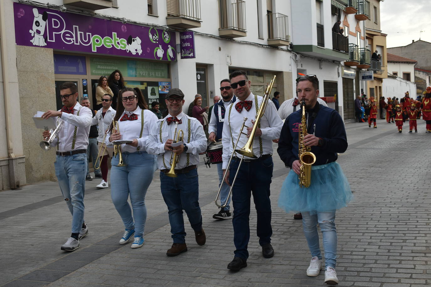 El ritmo, la fantasía y el color del Carnaval llenaron las calles de Miajadas. Más de 700 personas contagiaron su alegría con la mayor diversidad de disfraces y bailes, tanto las comparsas como los participantes individuales y por parejas. Porque sólo el Carnaval es capaz de sacar una sonrisa a todos. 