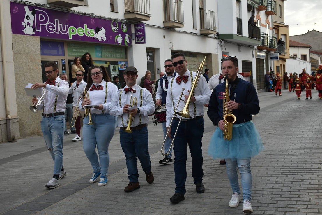 El ritmo, la fantasía y el color del Carnaval llenaron las calles de Miajadas. Más de 700 personas contagiaron su alegría con la mayor diversidad de disfraces y bailes, tanto las comparsas como los participantes individuales y por parejas. Porque sólo el Carnaval es capaz de sacar una sonrisa a todos. 