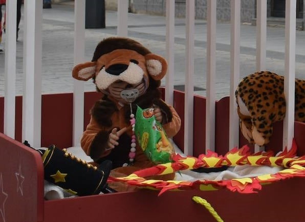 El ritmo, la fantasía y el color del Carnaval llenaron las calles de Miajadas. Más de 700 personas contagiaron su alegría con la mayor diversidad de disfraces y bailes, tanto las comparsas como los participantes individuales y por parejas. Porque sólo el Carnaval es capaz de sacar una sonrisa a todos. 