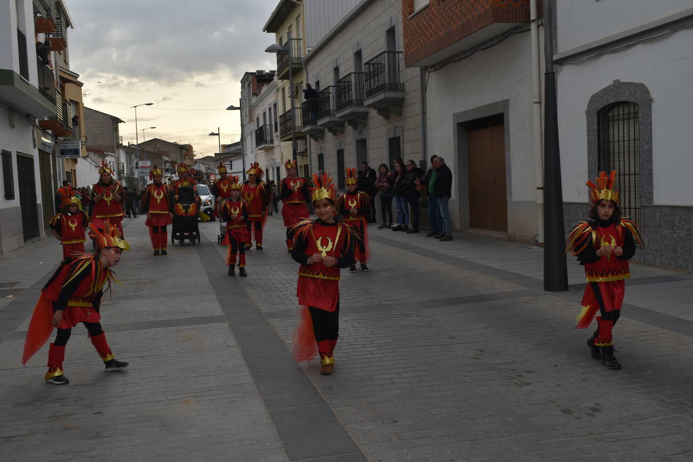 El ritmo, la fantasía y el color del Carnaval llenaron las calles de Miajadas. Más de 700 personas contagiaron su alegría con la mayor diversidad de disfraces y bailes, tanto las comparsas como los participantes individuales y por parejas. Porque sólo el Carnaval es capaz de sacar una sonrisa a todos. 