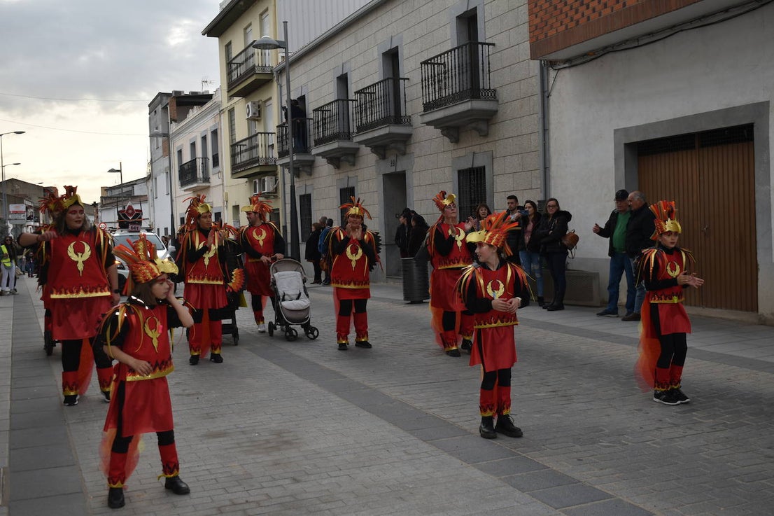 El ritmo, la fantasía y el color del Carnaval llenaron las calles de Miajadas. Más de 700 personas contagiaron su alegría con la mayor diversidad de disfraces y bailes, tanto las comparsas como los participantes individuales y por parejas. Porque sólo el Carnaval es capaz de sacar una sonrisa a todos. 