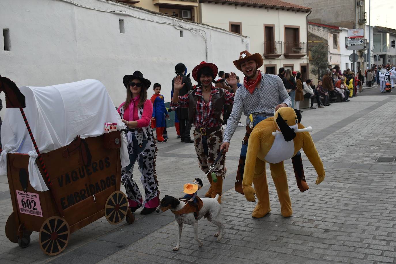 El ritmo, la fantasía y el color del Carnaval llenaron las calles de Miajadas. Más de 700 personas contagiaron su alegría con la mayor diversidad de disfraces y bailes, tanto las comparsas como los participantes individuales y por parejas. Porque sólo el Carnaval es capaz de sacar una sonrisa a todos. 