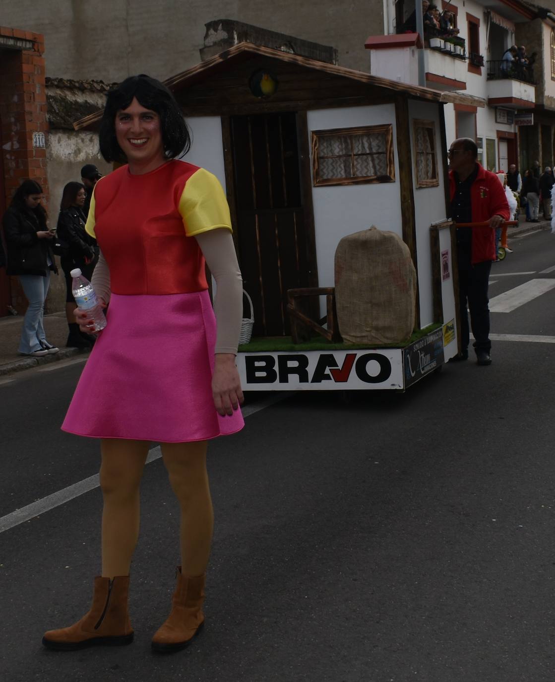 El ritmo, la fantasía y el color del Carnaval llenaron las calles de Miajadas. Más de 700 personas contagiaron su alegría con la mayor diversidad de disfraces y bailes, tanto las comparsas como los participantes individuales y por parejas. Porque sólo el Carnaval es capaz de sacar una sonrisa a todos. 