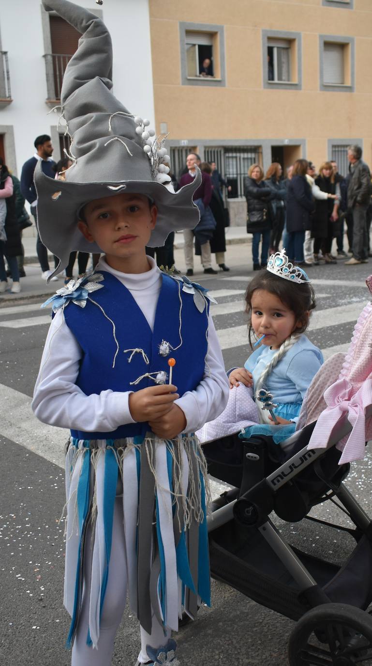El ritmo, la fantasía y el color del Carnaval llenaron las calles de Miajadas. Más de 700 personas contagiaron su alegría con la mayor diversidad de disfraces y bailes, tanto las comparsas como los participantes individuales y por parejas. Porque sólo el Carnaval es capaz de sacar una sonrisa a todos. 