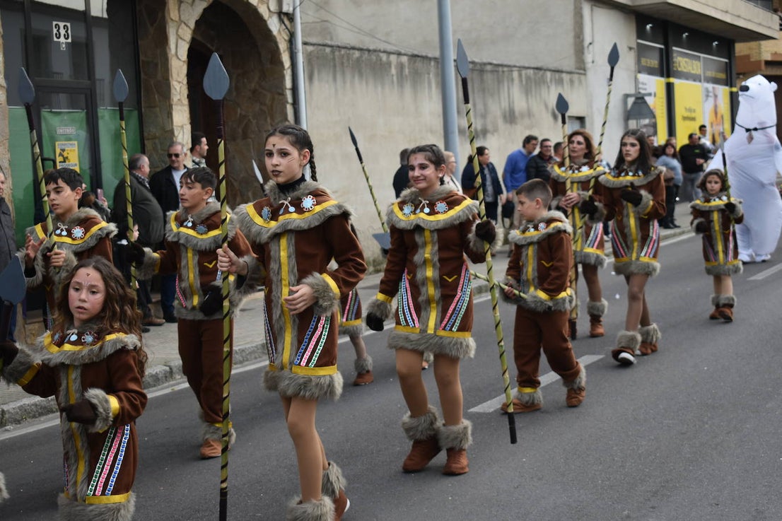 El ritmo, la fantasía y el color del Carnaval llenaron las calles de Miajadas. Más de 700 personas contagiaron su alegría con la mayor diversidad de disfraces y bailes, tanto las comparsas como los participantes individuales y por parejas. Porque sólo el Carnaval es capaz de sacar una sonrisa a todos. 
