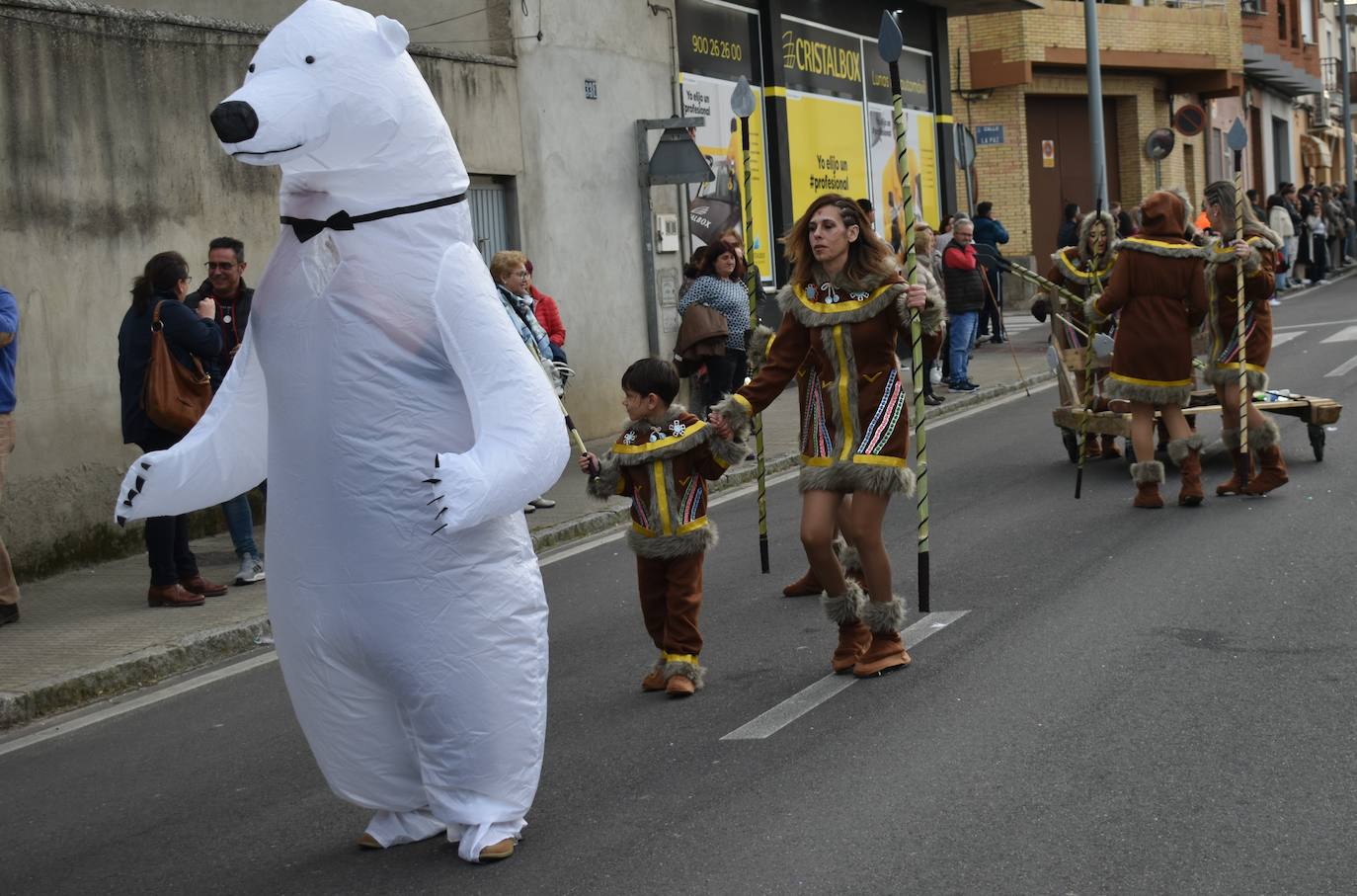El ritmo, la fantasía y el color del Carnaval llenaron las calles de Miajadas. Más de 700 personas contagiaron su alegría con la mayor diversidad de disfraces y bailes, tanto las comparsas como los participantes individuales y por parejas. Porque sólo el Carnaval es capaz de sacar una sonrisa a todos. 