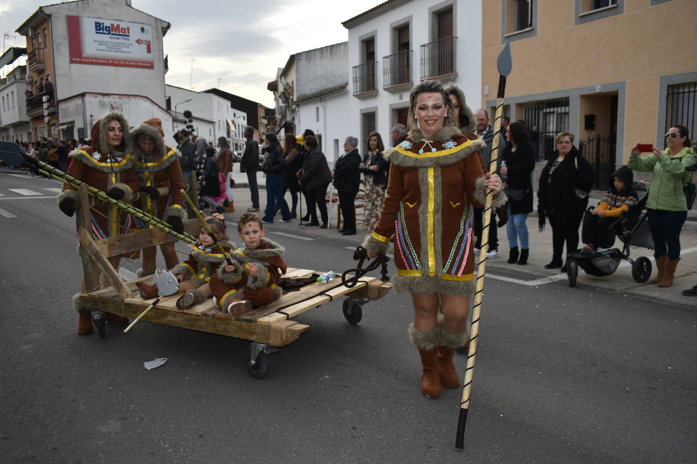 El ritmo, la fantasía y el color del Carnaval llenaron las calles de Miajadas. Más de 700 personas contagiaron su alegría con la mayor diversidad de disfraces y bailes, tanto las comparsas como los participantes individuales y por parejas. Porque sólo el Carnaval es capaz de sacar una sonrisa a todos. 