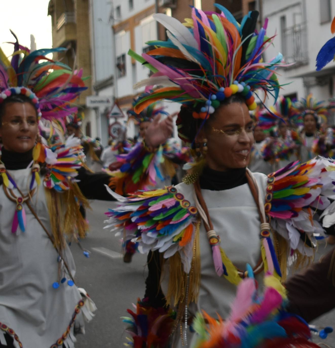 El ritmo, la fantasía y el color del Carnaval llenaron las calles de Miajadas. Más de 700 personas contagiaron su alegría con la mayor diversidad de disfraces y bailes, tanto las comparsas como los participantes individuales y por parejas. Porque sólo el Carnaval es capaz de sacar una sonrisa a todos. 