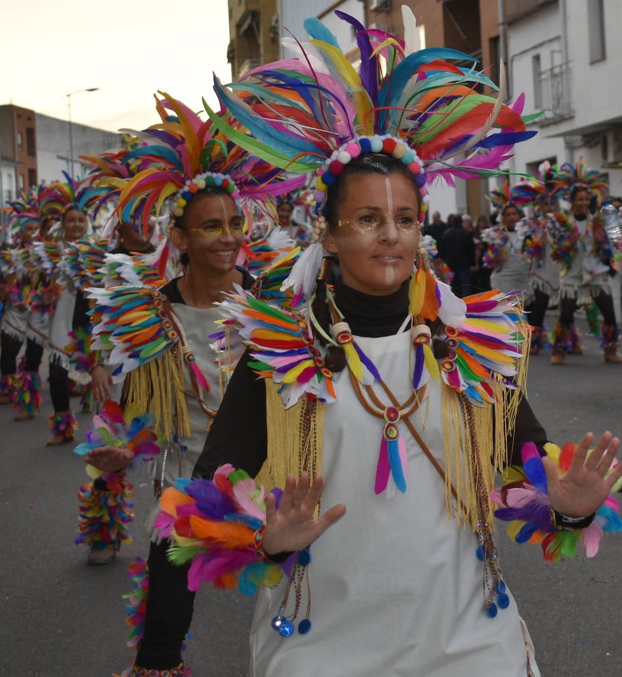 El ritmo, la fantasía y el color del Carnaval llenaron las calles de Miajadas. Más de 700 personas contagiaron su alegría con la mayor diversidad de disfraces y bailes, tanto las comparsas como los participantes individuales y por parejas. Porque sólo el Carnaval es capaz de sacar una sonrisa a todos. 