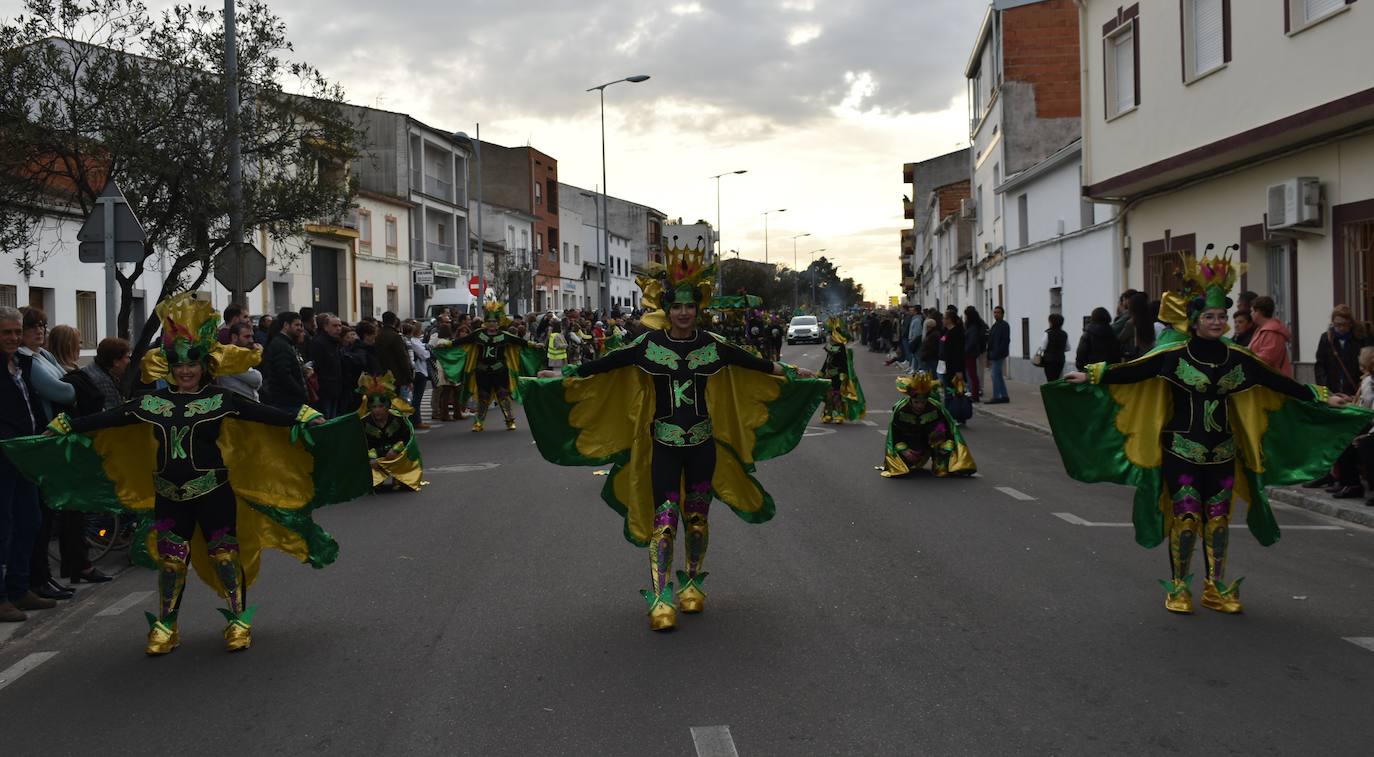 El ritmo, la fantasía y el color del Carnaval llenaron las calles de Miajadas. Más de 700 personas contagiaron su alegría con la mayor diversidad de disfraces y bailes, tanto las comparsas como los participantes individuales y por parejas. Porque sólo el Carnaval es capaz de sacar una sonrisa a todos. 