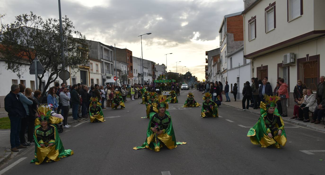El ritmo, la fantasía y el color del Carnaval llenaron las calles de Miajadas. Más de 700 personas contagiaron su alegría con la mayor diversidad de disfraces y bailes, tanto las comparsas como los participantes individuales y por parejas. Porque sólo el Carnaval es capaz de sacar una sonrisa a todos. 
