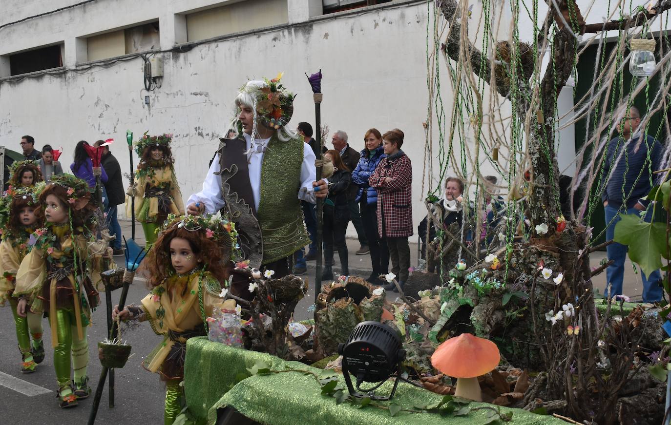 El ritmo, la fantasía y el color del Carnaval llenaron las calles de Miajadas. Más de 700 personas contagiaron su alegría con la mayor diversidad de disfraces y bailes, tanto las comparsas como los participantes individuales y por parejas. Porque sólo el Carnaval es capaz de sacar una sonrisa a todos. 