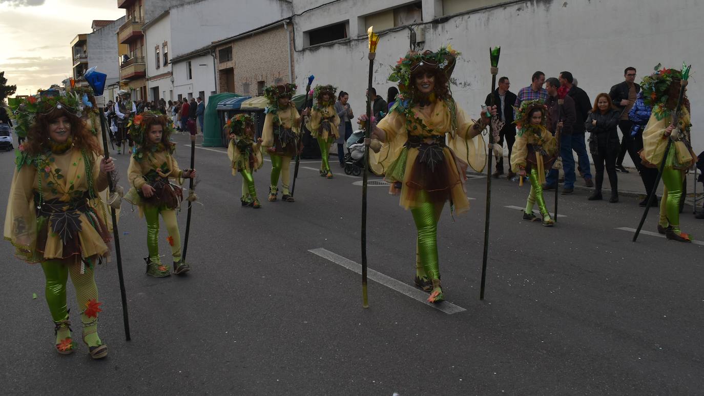 El ritmo, la fantasía y el color del Carnaval llenaron las calles de Miajadas. Más de 700 personas contagiaron su alegría con la mayor diversidad de disfraces y bailes, tanto las comparsas como los participantes individuales y por parejas. Porque sólo el Carnaval es capaz de sacar una sonrisa a todos. 