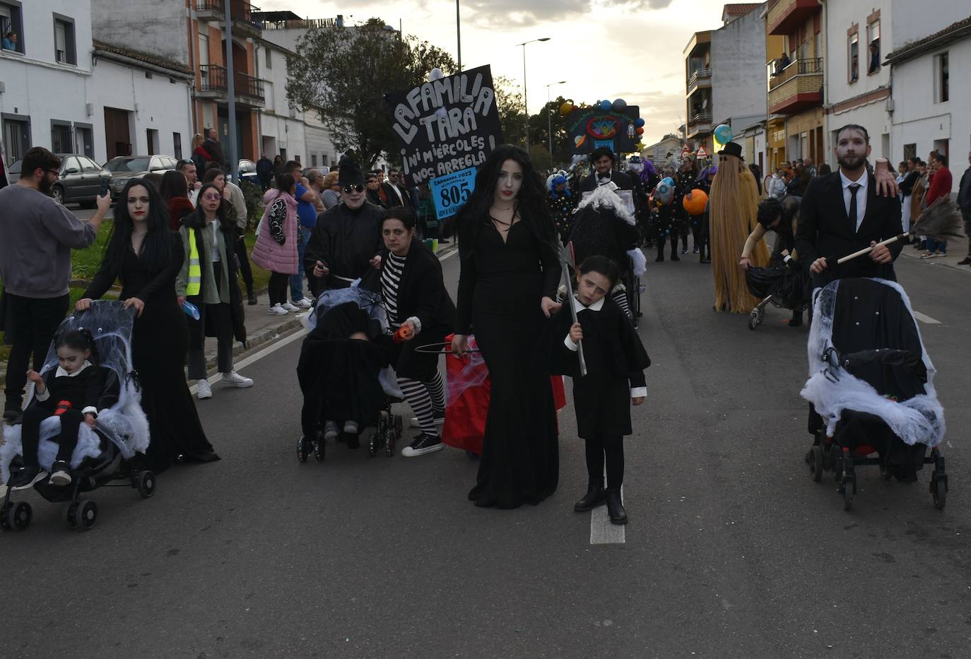El ritmo, la fantasía y el color del Carnaval llenaron las calles de Miajadas. Más de 700 personas contagiaron su alegría con la mayor diversidad de disfraces y bailes, tanto las comparsas como los participantes individuales y por parejas. Porque sólo el Carnaval es capaz de sacar una sonrisa a todos. 