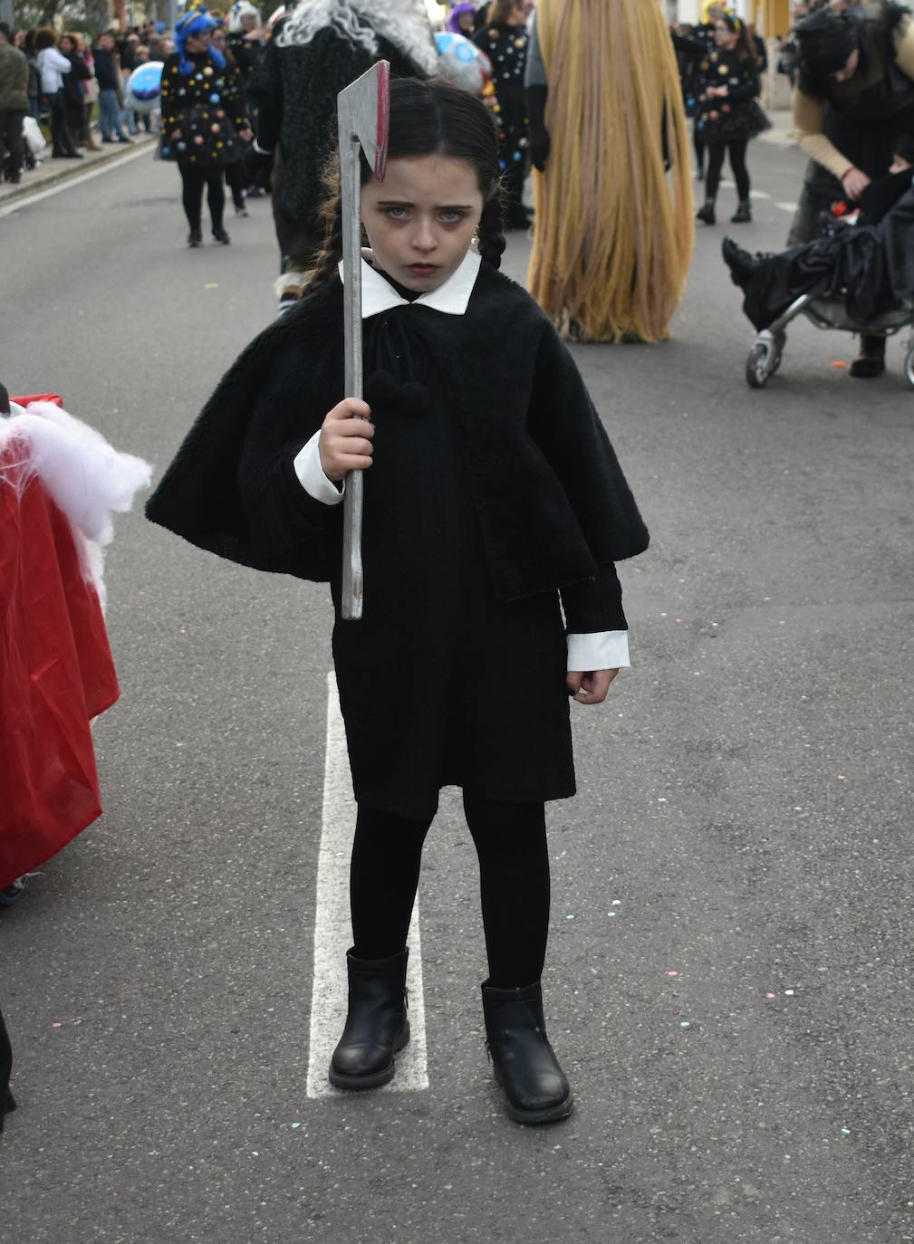 El ritmo, la fantasía y el color del Carnaval llenaron las calles de Miajadas. Más de 700 personas contagiaron su alegría con la mayor diversidad de disfraces y bailes, tanto las comparsas como los participantes individuales y por parejas. Porque sólo el Carnaval es capaz de sacar una sonrisa a todos. 