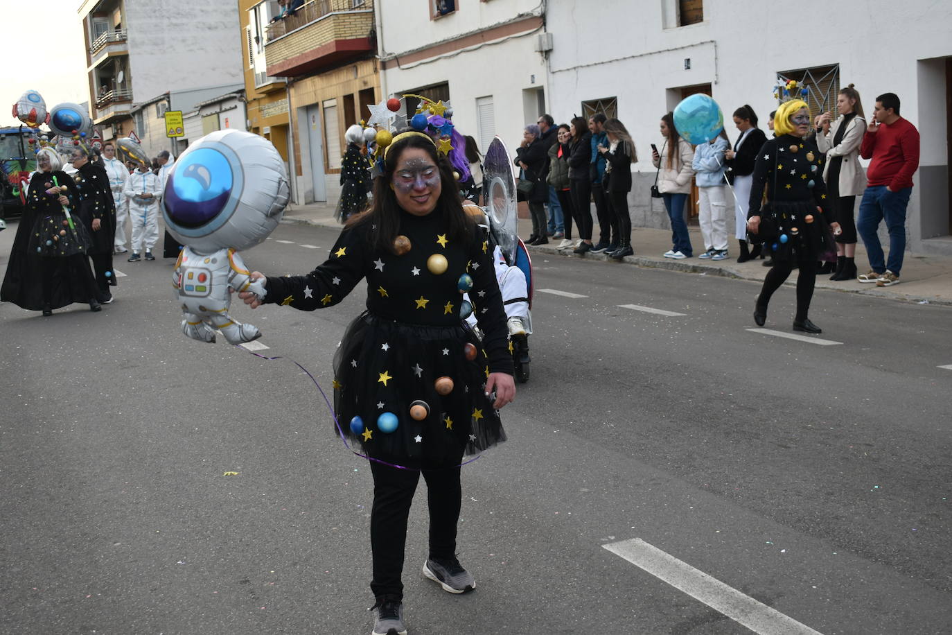 El ritmo, la fantasía y el color del Carnaval llenaron las calles de Miajadas. Más de 700 personas contagiaron su alegría con la mayor diversidad de disfraces y bailes, tanto las comparsas como los participantes individuales y por parejas. Porque sólo el Carnaval es capaz de sacar una sonrisa a todos. 