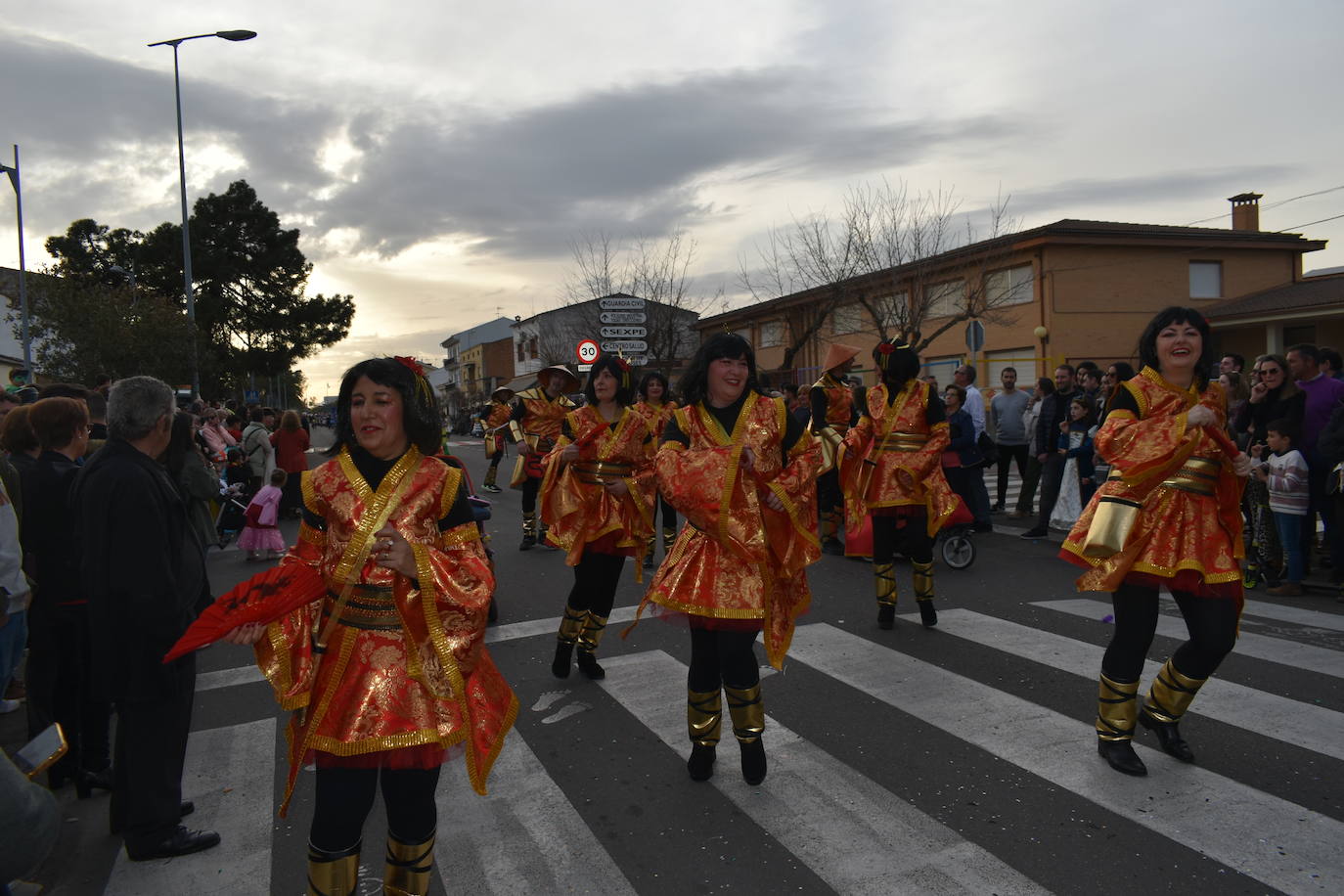 El ritmo, la fantasía y el color del Carnaval llenaron las calles de Miajadas. Más de 700 personas contagiaron su alegría con la mayor diversidad de disfraces y bailes, tanto las comparsas como los participantes individuales y por parejas. Porque sólo el Carnaval es capaz de sacar una sonrisa a todos. 