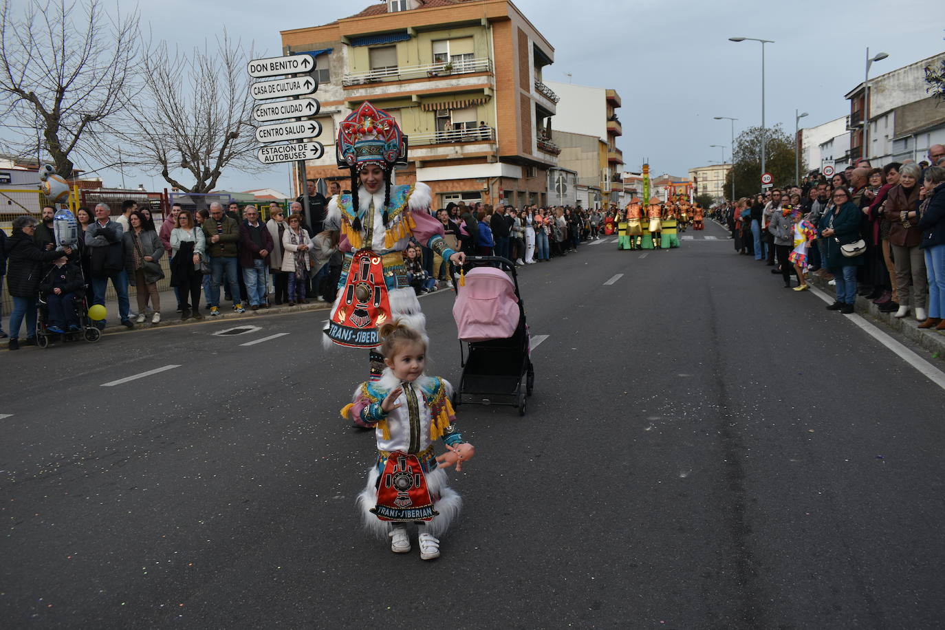 El ritmo, la fantasía y el color del Carnaval llenaron las calles de Miajadas. Más de 700 personas contagiaron su alegría con la mayor diversidad de disfraces y bailes, tanto las comparsas como los participantes individuales y por parejas. Porque sólo el Carnaval es capaz de sacar una sonrisa a todos. 