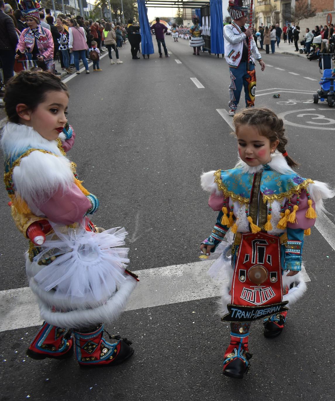 El ritmo, la fantasía y el color del Carnaval llenaron las calles de Miajadas. Más de 700 personas contagiaron su alegría con la mayor diversidad de disfraces y bailes, tanto las comparsas como los participantes individuales y por parejas. Porque sólo el Carnaval es capaz de sacar una sonrisa a todos. 