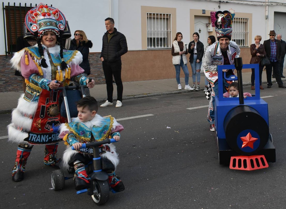 El ritmo, la fantasía y el color del Carnaval llenaron las calles de Miajadas. Más de 700 personas contagiaron su alegría con la mayor diversidad de disfraces y bailes, tanto las comparsas como los participantes individuales y por parejas. Porque sólo el Carnaval es capaz de sacar una sonrisa a todos. 