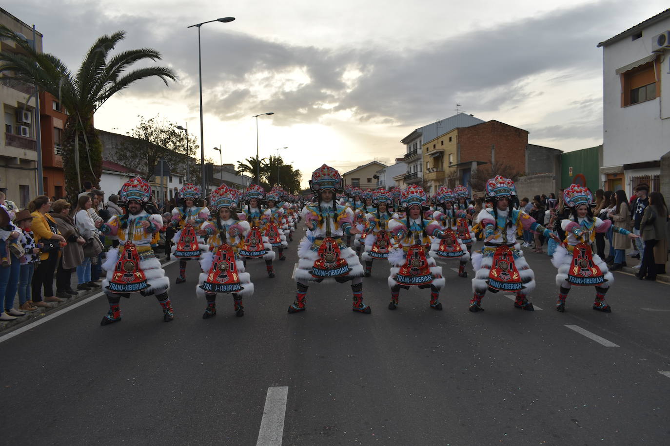 El ritmo, la fantasía y el color del Carnaval llenaron las calles de Miajadas. Más de 700 personas contagiaron su alegría con la mayor diversidad de disfraces y bailes, tanto las comparsas como los participantes individuales y por parejas. Porque sólo el Carnaval es capaz de sacar una sonrisa a todos. 