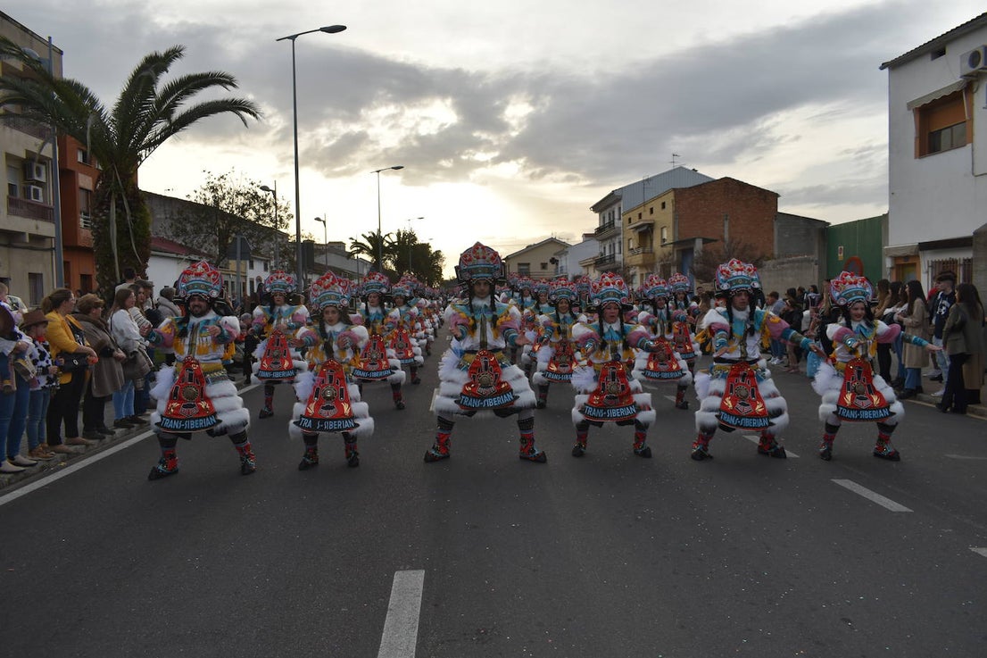 El ritmo, la fantasía y el color del Carnaval llenaron las calles de Miajadas. Más de 700 personas contagiaron su alegría con la mayor diversidad de disfraces y bailes, tanto las comparsas como los participantes individuales y por parejas. Porque sólo el Carnaval es capaz de sacar una sonrisa a todos. 