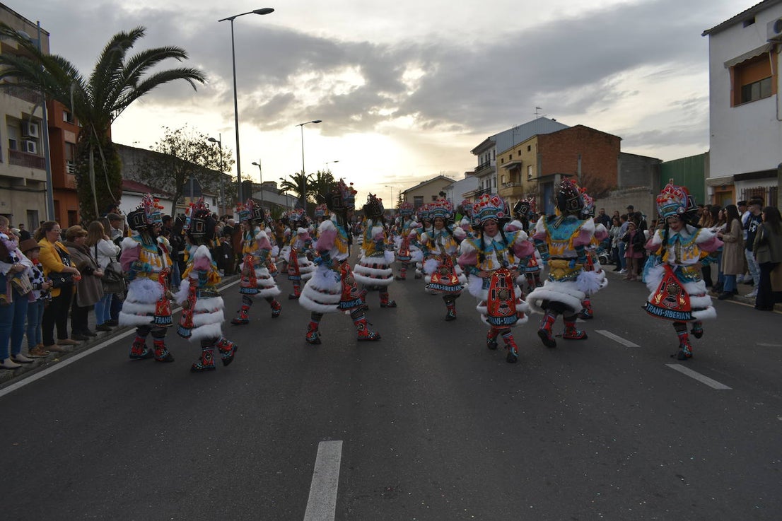 El ritmo, la fantasía y el color del Carnaval llenaron las calles de Miajadas. Más de 700 personas contagiaron su alegría con la mayor diversidad de disfraces y bailes, tanto las comparsas como los participantes individuales y por parejas. Porque sólo el Carnaval es capaz de sacar una sonrisa a todos. 