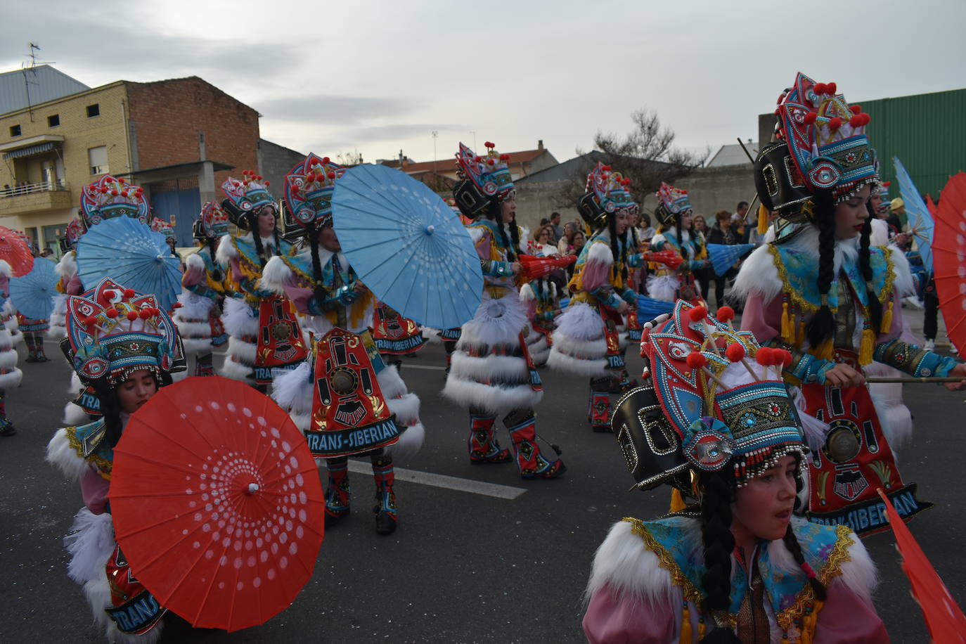 El ritmo, la fantasía y el color del Carnaval llenaron las calles de Miajadas. Más de 700 personas contagiaron su alegría con la mayor diversidad de disfraces y bailes, tanto las comparsas como los participantes individuales y por parejas. Porque sólo el Carnaval es capaz de sacar una sonrisa a todos. 
