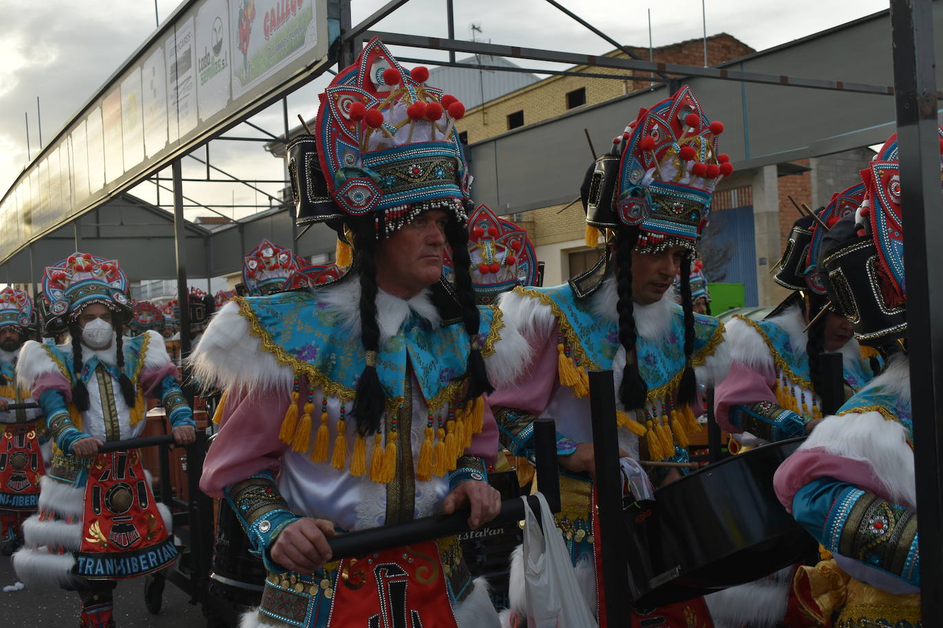 El ritmo, la fantasía y el color del Carnaval llenaron las calles de Miajadas. Más de 700 personas contagiaron su alegría con la mayor diversidad de disfraces y bailes, tanto las comparsas como los participantes individuales y por parejas. Porque sólo el Carnaval es capaz de sacar una sonrisa a todos. 