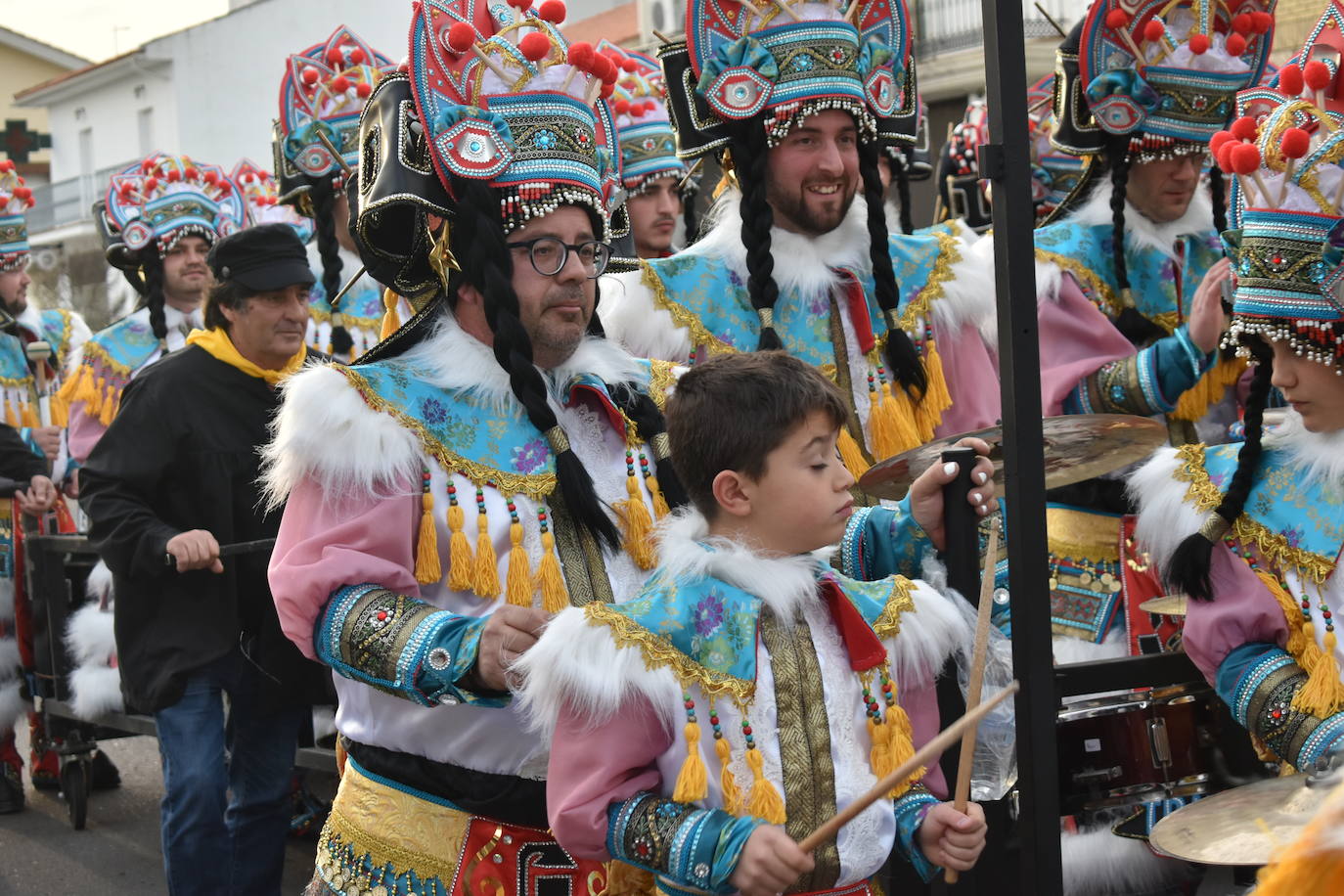 El ritmo, la fantasía y el color del Carnaval llenaron las calles de Miajadas. Más de 700 personas contagiaron su alegría con la mayor diversidad de disfraces y bailes, tanto las comparsas como los participantes individuales y por parejas. Porque sólo el Carnaval es capaz de sacar una sonrisa a todos. 