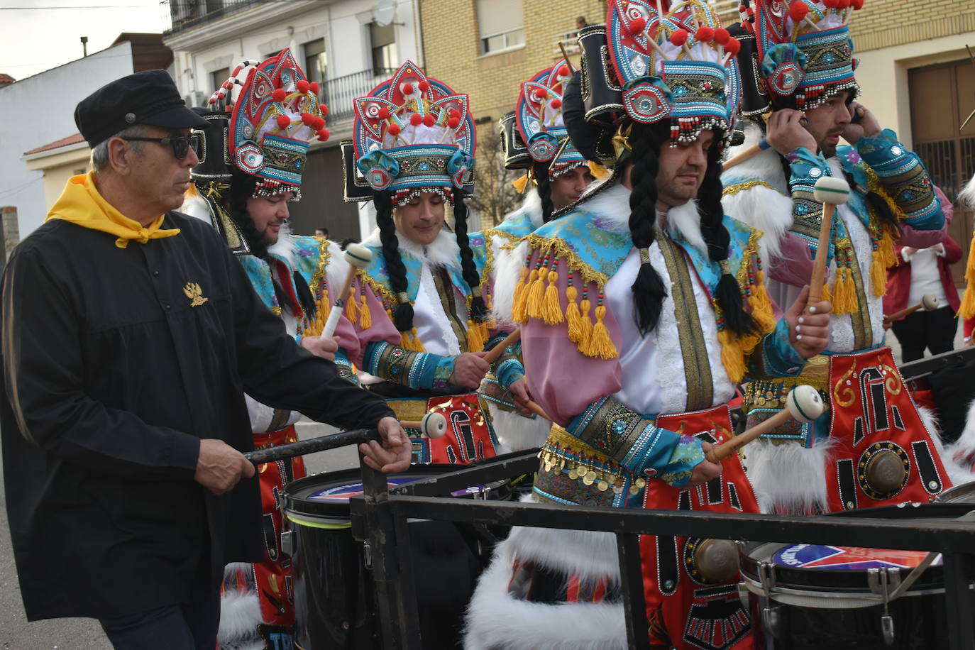 El ritmo, la fantasía y el color del Carnaval llenaron las calles de Miajadas. Más de 700 personas contagiaron su alegría con la mayor diversidad de disfraces y bailes, tanto las comparsas como los participantes individuales y por parejas. Porque sólo el Carnaval es capaz de sacar una sonrisa a todos. 