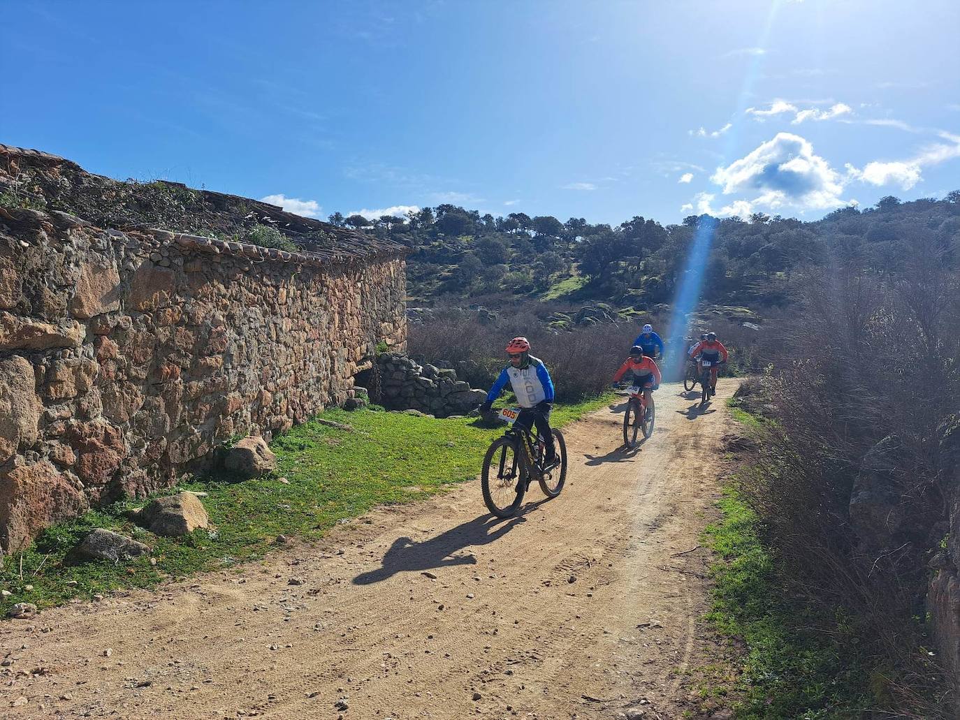 Miajadas volvió a convertirse un año más en punto referente del ciclismo con su famosa prueba Titán de los Ríos, congregando lo mejor del panorama nacional en un paraje natural incomparable. 