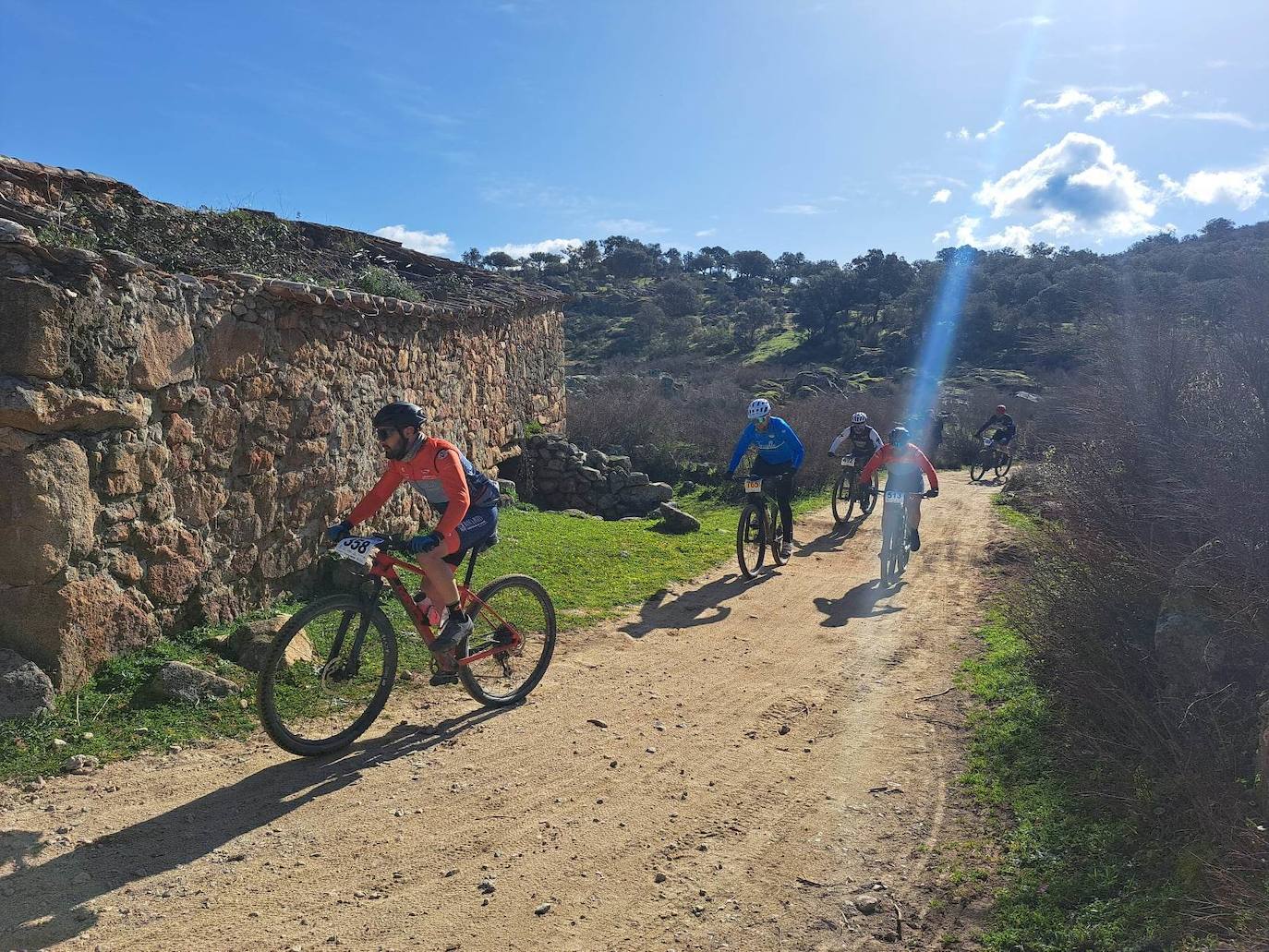 Miajadas volvió a convertirse un año más en punto referente del ciclismo con su famosa prueba Titán de los Ríos, congregando lo mejor del panorama nacional en un paraje natural incomparable. 