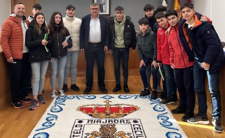 Aumnos del colegio Sagrado Corazón preguntan al alcalde sobre asuntos que afectan a la localidad
