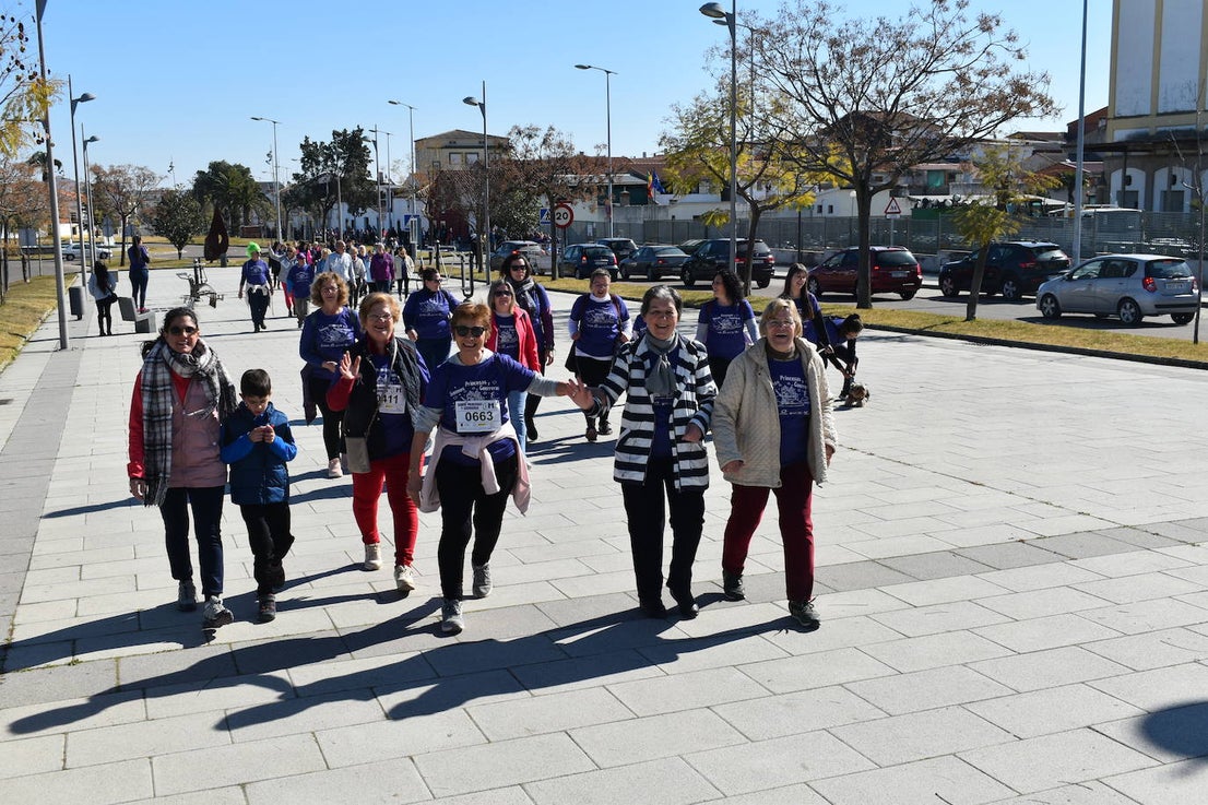 Con motivo de la Marcha del Día Internacional de la Mujer, Miajadas se llenó de Princesas y Guerreras que reivindicaban igualdad entre mujeres y hombres. Y lo hicieron acompañadas y apoyadas precisamente por muchos representantes del género masculino. Una marcha que recorre las calles de la localidad año tras año para dar visibilidad a esta lucha diaria que llevan a cabo desde las generaciones mayores hasta las más pequeñas, las que han vivido más trabas a las que están viviendo desde pequeñas que hay que pelear por seguir derribándolas. Tras la marcha, aún con energía para más, participaron en una Master Class de Zumba, y se llevó a cabo el sorteo de una bicicleta urbana entre todos los y las participantes de la marcha. Paula Rosas García fue la afortunada que volvió pedaleando a casa. 