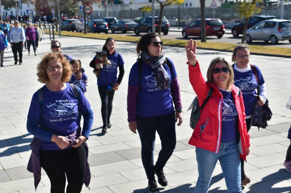 Con motivo de la Marcha del Día Internacional de la Mujer, Miajadas se llenó de Princesas y Guerreras que reivindicaban igualdad entre mujeres y hombres. Y lo hicieron acompañadas y apoyadas precisamente por muchos representantes del género masculino. Una marcha que recorre las calles de la localidad año tras año para dar visibilidad a esta lucha diaria que llevan a cabo desde las generaciones mayores hasta las más pequeñas, las que han vivido más trabas a las que están viviendo desde pequeñas que hay que pelear por seguir derribándolas. Tras la marcha, aún con energía para más, participaron en una Master Class de Zumba, y se llevó a cabo el sorteo de una bicicleta urbana entre todos los y las participantes de la marcha. Paula Rosas García fue la afortunada que volvió pedaleando a casa. 