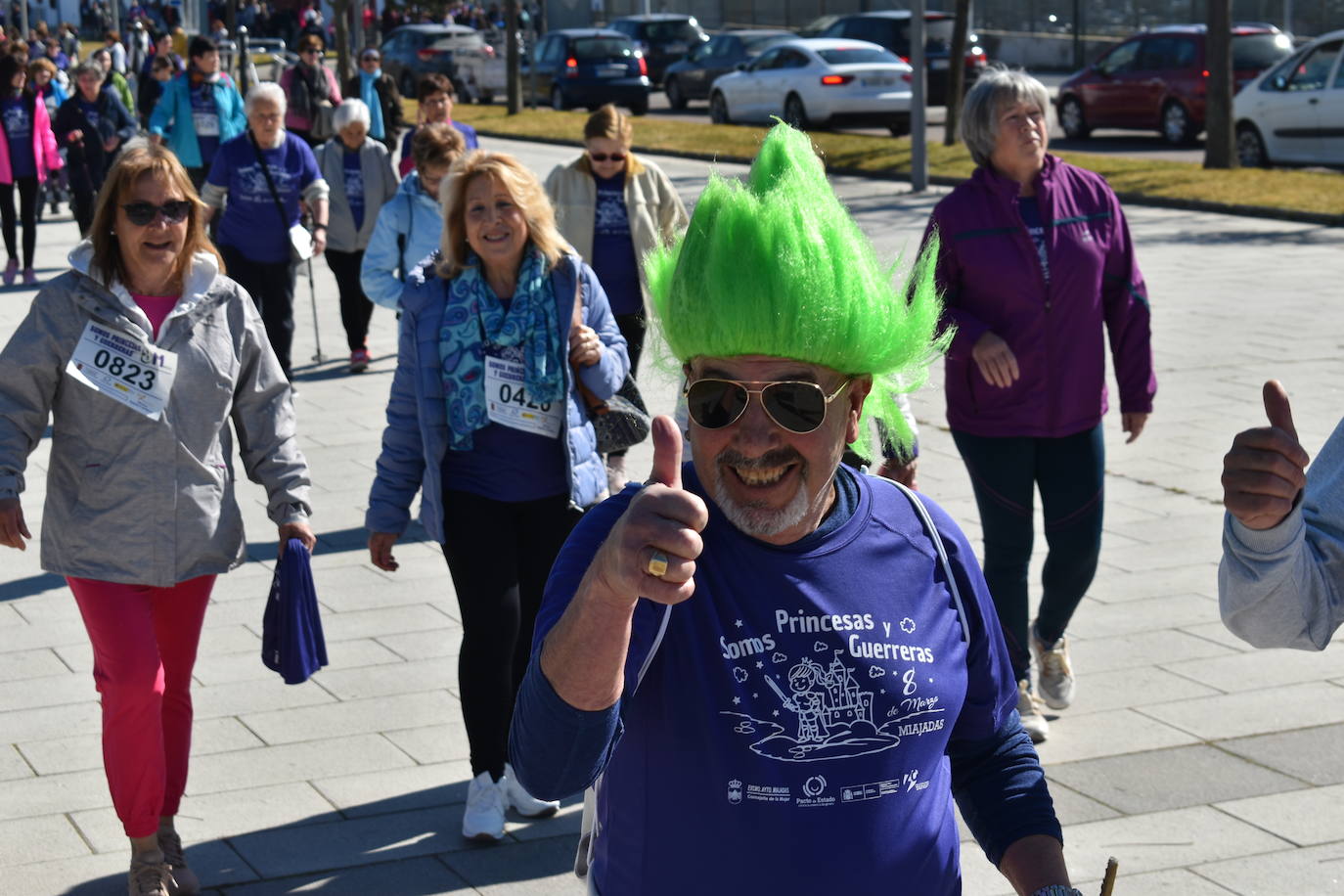 Con motivo de la Marcha del Día Internacional de la Mujer, Miajadas se llenó de Princesas y Guerreras que reivindicaban igualdad entre mujeres y hombres. Y lo hicieron acompañadas y apoyadas precisamente por muchos representantes del género masculino. Una marcha que recorre las calles de la localidad año tras año para dar visibilidad a esta lucha diaria que llevan a cabo desde las generaciones mayores hasta las más pequeñas, las que han vivido más trabas a las que están viviendo desde pequeñas que hay que pelear por seguir derribándolas. Tras la marcha, aún con energía para más, participaron en una Master Class de Zumba, y se llevó a cabo el sorteo de una bicicleta urbana entre todos los y las participantes de la marcha. Paula Rosas García fue la afortunada que volvió pedaleando a casa. 