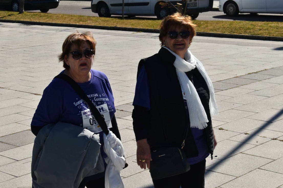 Con motivo de la Marcha del Día Internacional de la Mujer, Miajadas se llenó de Princesas y Guerreras que reivindicaban igualdad entre mujeres y hombres. Y lo hicieron acompañadas y apoyadas precisamente por muchos representantes del género masculino. Una marcha que recorre las calles de la localidad año tras año para dar visibilidad a esta lucha diaria que llevan a cabo desde las generaciones mayores hasta las más pequeñas, las que han vivido más trabas a las que están viviendo desde pequeñas que hay que pelear por seguir derribándolas. Tras la marcha, aún con energía para más, participaron en una Master Class de Zumba, y se llevó a cabo el sorteo de una bicicleta urbana entre todos los y las participantes de la marcha. Paula Rosas García fue la afortunada que volvió pedaleando a casa. 