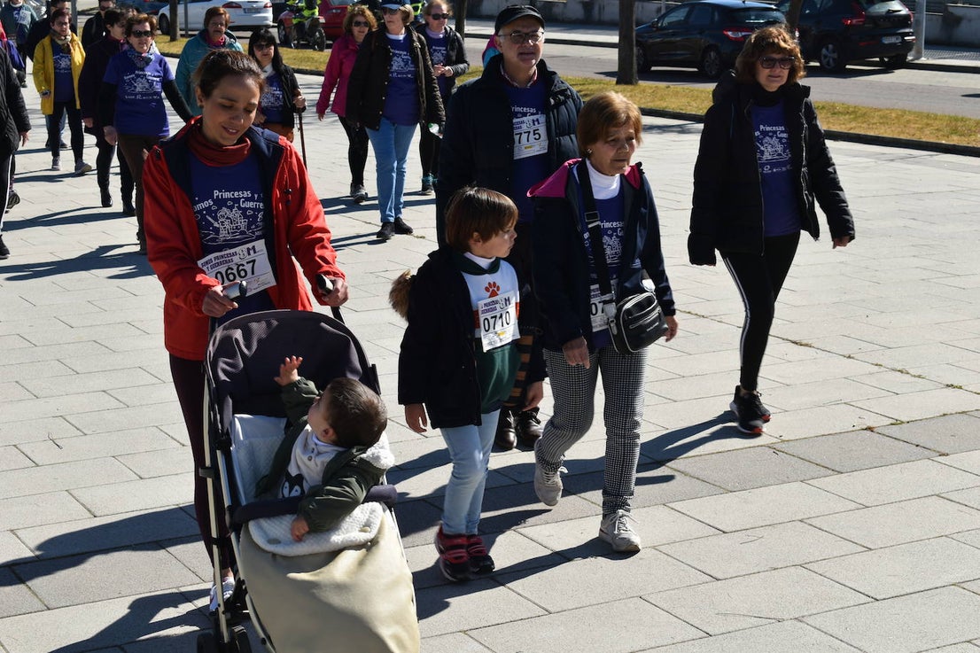 Con motivo de la Marcha del Día Internacional de la Mujer, Miajadas se llenó de Princesas y Guerreras que reivindicaban igualdad entre mujeres y hombres. Y lo hicieron acompañadas y apoyadas precisamente por muchos representantes del género masculino. Una marcha que recorre las calles de la localidad año tras año para dar visibilidad a esta lucha diaria que llevan a cabo desde las generaciones mayores hasta las más pequeñas, las que han vivido más trabas a las que están viviendo desde pequeñas que hay que pelear por seguir derribándolas. Tras la marcha, aún con energía para más, participaron en una Master Class de Zumba, y se llevó a cabo el sorteo de una bicicleta urbana entre todos los y las participantes de la marcha. Paula Rosas García fue la afortunada que volvió pedaleando a casa. 