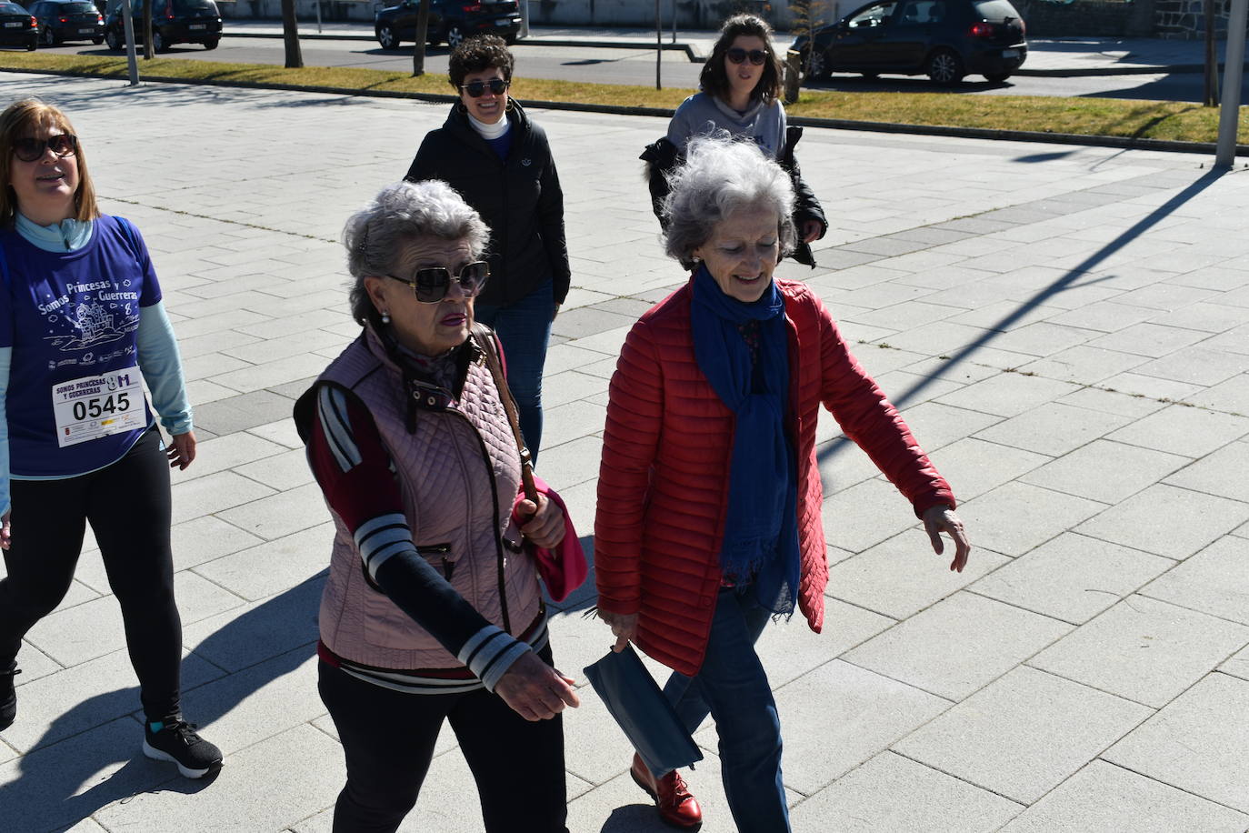Con motivo de la Marcha del Día Internacional de la Mujer, Miajadas se llenó de Princesas y Guerreras que reivindicaban igualdad entre mujeres y hombres. Y lo hicieron acompañadas y apoyadas precisamente por muchos representantes del género masculino. Una marcha que recorre las calles de la localidad año tras año para dar visibilidad a esta lucha diaria que llevan a cabo desde las generaciones mayores hasta las más pequeñas, las que han vivido más trabas a las que están viviendo desde pequeñas que hay que pelear por seguir derribándolas. Tras la marcha, aún con energía para más, participaron en una Master Class de Zumba, y se llevó a cabo el sorteo de una bicicleta urbana entre todos los y las participantes de la marcha. Paula Rosas García fue la afortunada que volvió pedaleando a casa. 