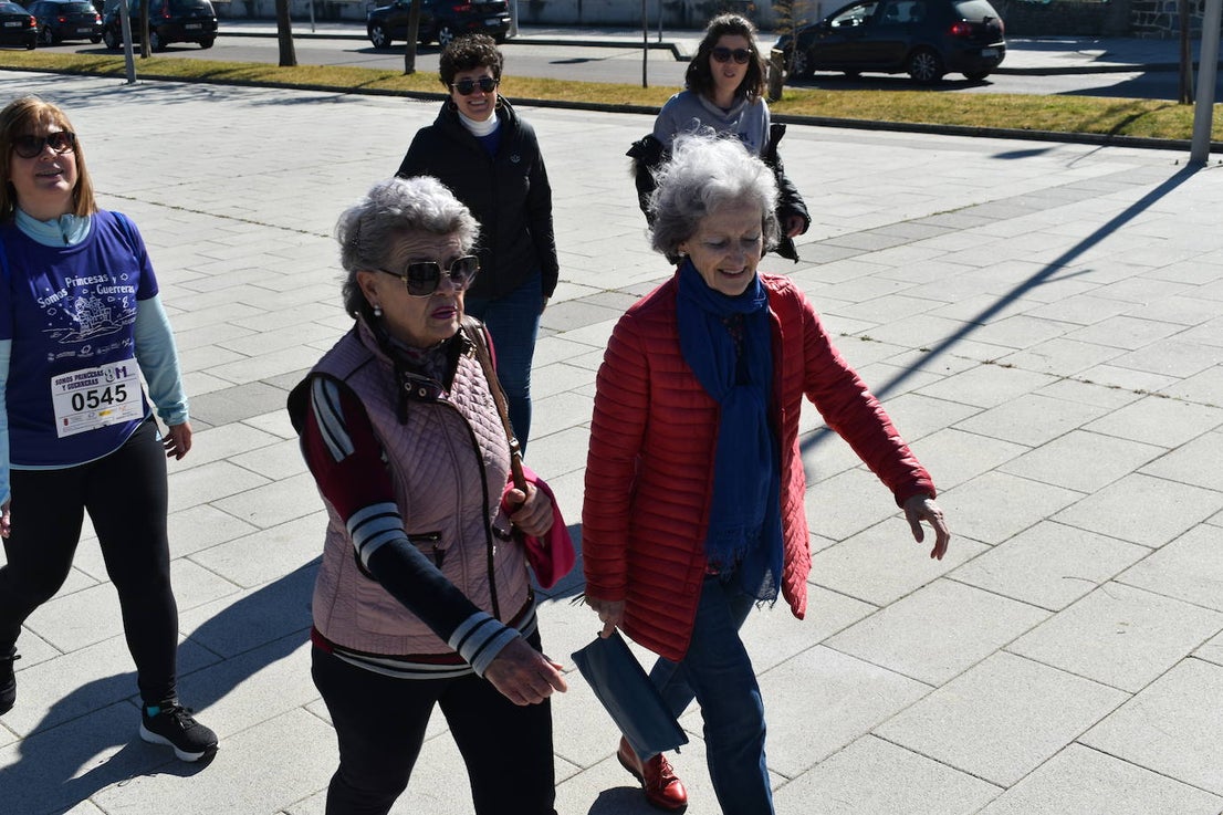 Con motivo de la Marcha del Día Internacional de la Mujer, Miajadas se llenó de Princesas y Guerreras que reivindicaban igualdad entre mujeres y hombres. Y lo hicieron acompañadas y apoyadas precisamente por muchos representantes del género masculino. Una marcha que recorre las calles de la localidad año tras año para dar visibilidad a esta lucha diaria que llevan a cabo desde las generaciones mayores hasta las más pequeñas, las que han vivido más trabas a las que están viviendo desde pequeñas que hay que pelear por seguir derribándolas. Tras la marcha, aún con energía para más, participaron en una Master Class de Zumba, y se llevó a cabo el sorteo de una bicicleta urbana entre todos los y las participantes de la marcha. Paula Rosas García fue la afortunada que volvió pedaleando a casa. 