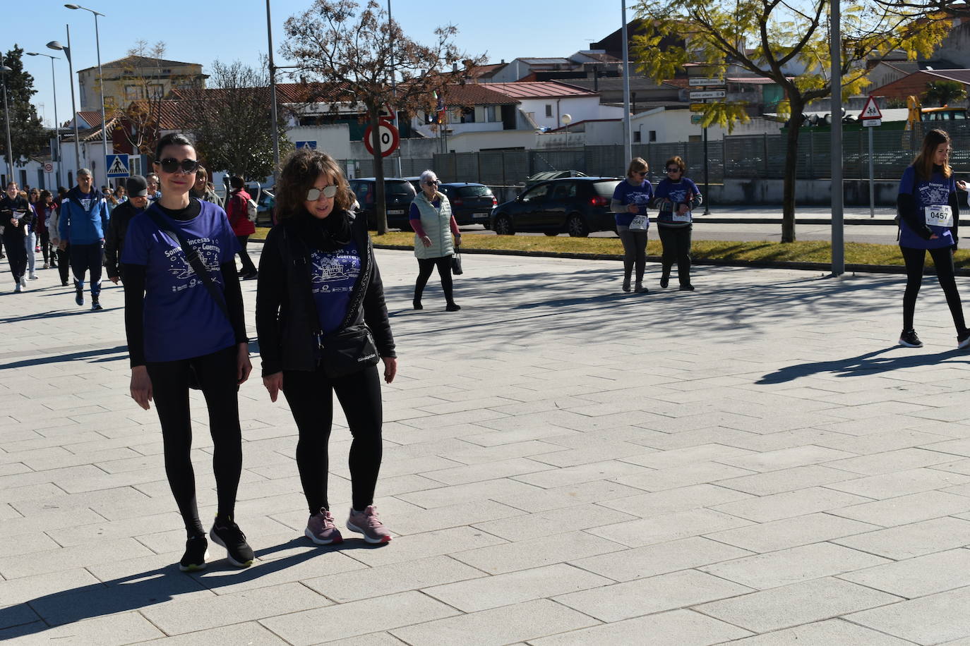 Con motivo de la Marcha del Día Internacional de la Mujer, Miajadas se llenó de Princesas y Guerreras que reivindicaban igualdad entre mujeres y hombres. Y lo hicieron acompañadas y apoyadas precisamente por muchos representantes del género masculino. Una marcha que recorre las calles de la localidad año tras año para dar visibilidad a esta lucha diaria que llevan a cabo desde las generaciones mayores hasta las más pequeñas, las que han vivido más trabas a las que están viviendo desde pequeñas que hay que pelear por seguir derribándolas. Tras la marcha, aún con energía para más, participaron en una Master Class de Zumba, y se llevó a cabo el sorteo de una bicicleta urbana entre todos los y las participantes de la marcha. Paula Rosas García fue la afortunada que volvió pedaleando a casa. 