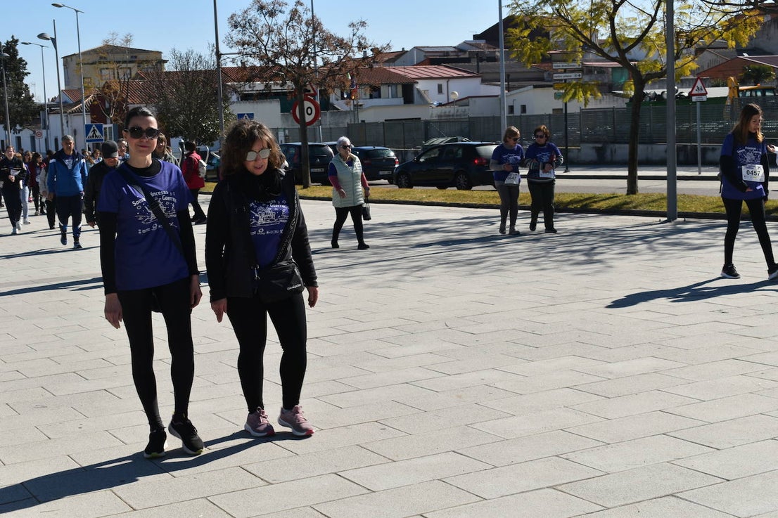 Con motivo de la Marcha del Día Internacional de la Mujer, Miajadas se llenó de Princesas y Guerreras que reivindicaban igualdad entre mujeres y hombres. Y lo hicieron acompañadas y apoyadas precisamente por muchos representantes del género masculino. Una marcha que recorre las calles de la localidad año tras año para dar visibilidad a esta lucha diaria que llevan a cabo desde las generaciones mayores hasta las más pequeñas, las que han vivido más trabas a las que están viviendo desde pequeñas que hay que pelear por seguir derribándolas. Tras la marcha, aún con energía para más, participaron en una Master Class de Zumba, y se llevó a cabo el sorteo de una bicicleta urbana entre todos los y las participantes de la marcha. Paula Rosas García fue la afortunada que volvió pedaleando a casa. 
