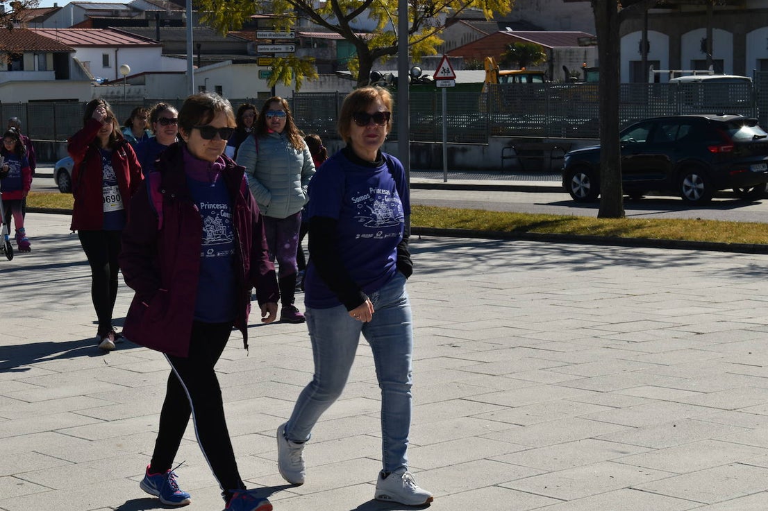 Con motivo de la Marcha del Día Internacional de la Mujer, Miajadas se llenó de Princesas y Guerreras que reivindicaban igualdad entre mujeres y hombres. Y lo hicieron acompañadas y apoyadas precisamente por muchos representantes del género masculino. Una marcha que recorre las calles de la localidad año tras año para dar visibilidad a esta lucha diaria que llevan a cabo desde las generaciones mayores hasta las más pequeñas, las que han vivido más trabas a las que están viviendo desde pequeñas que hay que pelear por seguir derribándolas. Tras la marcha, aún con energía para más, participaron en una Master Class de Zumba, y se llevó a cabo el sorteo de una bicicleta urbana entre todos los y las participantes de la marcha. Paula Rosas García fue la afortunada que volvió pedaleando a casa. 