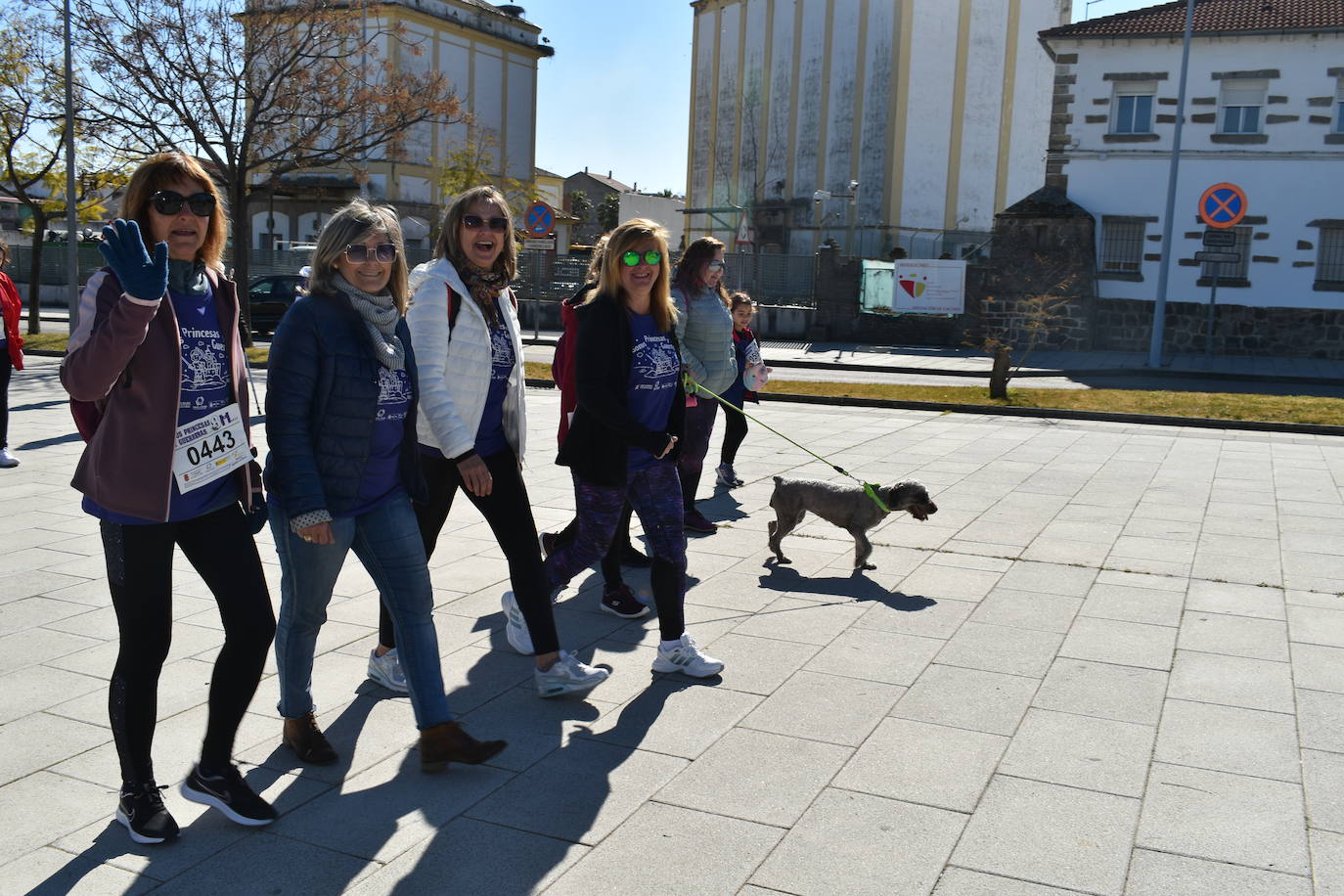 Con motivo de la Marcha del Día Internacional de la Mujer, Miajadas se llenó de Princesas y Guerreras que reivindicaban igualdad entre mujeres y hombres. Y lo hicieron acompañadas y apoyadas precisamente por muchos representantes del género masculino. Una marcha que recorre las calles de la localidad año tras año para dar visibilidad a esta lucha diaria que llevan a cabo desde las generaciones mayores hasta las más pequeñas, las que han vivido más trabas a las que están viviendo desde pequeñas que hay que pelear por seguir derribándolas. Tras la marcha, aún con energía para más, participaron en una Master Class de Zumba, y se llevó a cabo el sorteo de una bicicleta urbana entre todos los y las participantes de la marcha. Paula Rosas García fue la afortunada que volvió pedaleando a casa. 