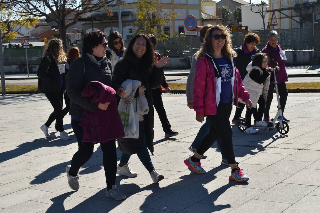 Con motivo de la Marcha del Día Internacional de la Mujer, Miajadas se llenó de Princesas y Guerreras que reivindicaban igualdad entre mujeres y hombres. Y lo hicieron acompañadas y apoyadas precisamente por muchos representantes del género masculino. Una marcha que recorre las calles de la localidad año tras año para dar visibilidad a esta lucha diaria que llevan a cabo desde las generaciones mayores hasta las más pequeñas, las que han vivido más trabas a las que están viviendo desde pequeñas que hay que pelear por seguir derribándolas. Tras la marcha, aún con energía para más, participaron en una Master Class de Zumba, y se llevó a cabo el sorteo de una bicicleta urbana entre todos los y las participantes de la marcha. Paula Rosas García fue la afortunada que volvió pedaleando a casa. 