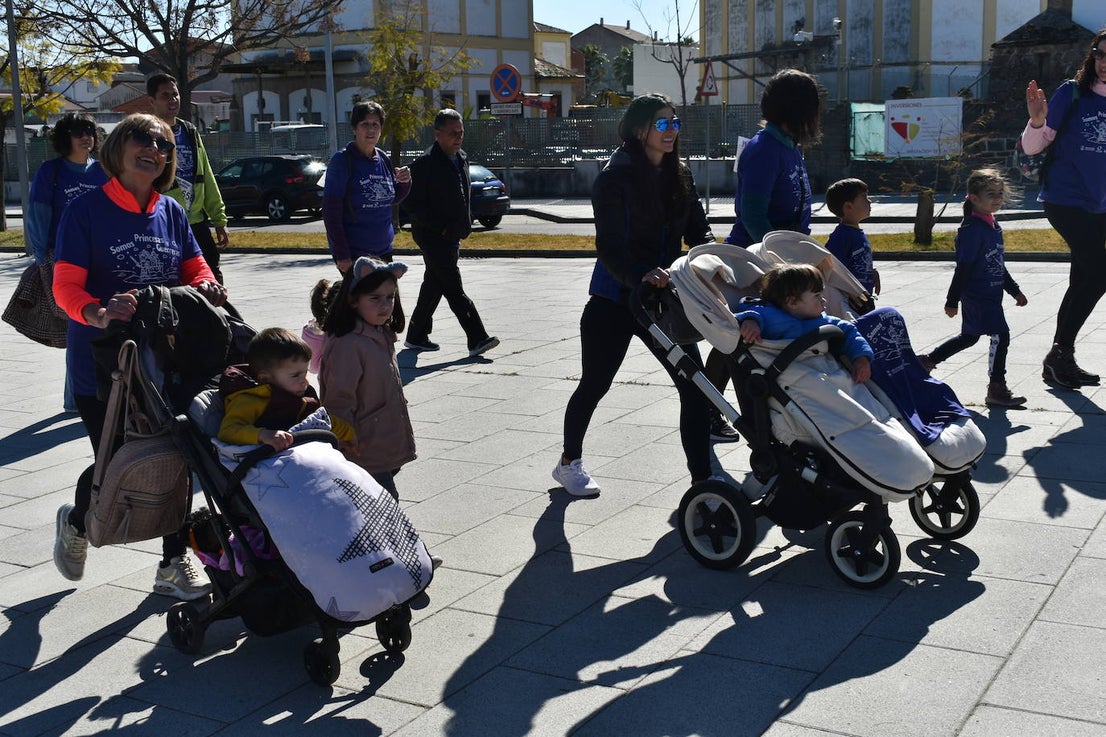 Con motivo de la Marcha del Día Internacional de la Mujer, Miajadas se llenó de Princesas y Guerreras que reivindicaban igualdad entre mujeres y hombres. Y lo hicieron acompañadas y apoyadas precisamente por muchos representantes del género masculino. Una marcha que recorre las calles de la localidad año tras año para dar visibilidad a esta lucha diaria que llevan a cabo desde las generaciones mayores hasta las más pequeñas, las que han vivido más trabas a las que están viviendo desde pequeñas que hay que pelear por seguir derribándolas. Tras la marcha, aún con energía para más, participaron en una Master Class de Zumba, y se llevó a cabo el sorteo de una bicicleta urbana entre todos los y las participantes de la marcha. Paula Rosas García fue la afortunada que volvió pedaleando a casa. 
